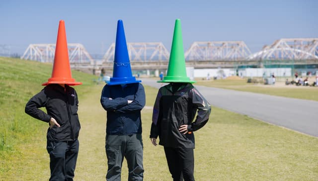 カラフルなコーンをかぶった人々の写真